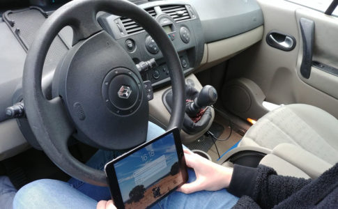 Conduire avec une tablette posée sur les genoux, est-ce légal ?